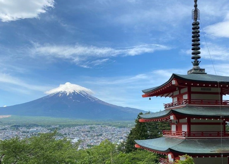 慰霊塔と富士