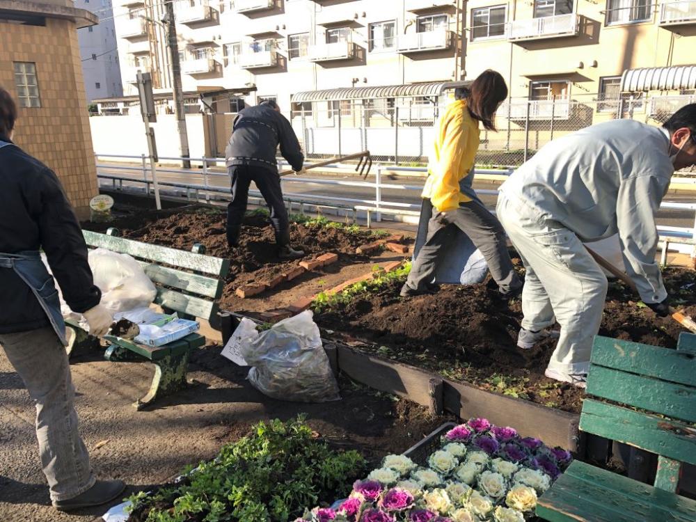 花壇を耕しています。