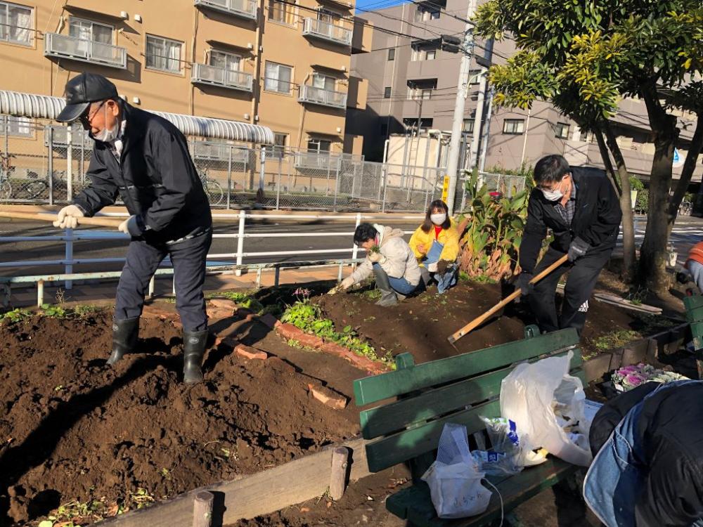 花壇を耕しています。ー２